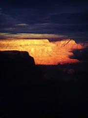 Blick auf den Sonnenaufgang vom südlichen Rand des Grand Canyon Nationalparks. Die Schlucht ist bis zu 29 Kilometer breit und an der tiefsten Stelle 1.828 Meter tief.