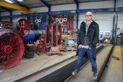 Unter den Augen von Spielleiter Jason Bradbury duellieren sich in jeder Sendung zwei Teams, um den besten und ausgefallensten Fahrzeugbau.