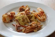 Tintenfisch mit Hommus und Knoblauch