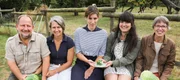 Drei Hobbygarten-Parteien legen legen sich dieses Mal wieder mächtig ins Grünzeug: Der Gewinner des SWR-Gartenwettbewerbs 2016 Gerhard Netta (li.) und seine Frau Brigitta Netta (2.v.li.) bekommen diesmal Konkurrenz von Martha Gültlinger und Katja Heinemann, zwei urbanen Gärtnerinnen aus Stuttgart, (2.und 3. v.li.) und sowie Birgit Bauer, einer Kräuter-Expertin aus Rheinhessen (re.)
