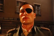 Oberst von Stauffenberg (Peter Becker) vor der Erschießung.