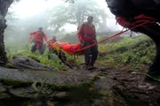Einen Verletzten ins Tal zu bringen, ist Schwerstarbeit für die Bergretter – vor allem in schwierigem Gelände.