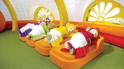 "Teletubbies", "Rollen." Morgens werden die Teletubbies von einem lauten Kikeriki geweckt- und rollen fast aus dem Bett. Kaum sind sie wach, beginnt der Film: Kinder spielen im Sommer auf einem Hügel "Herunterrollen" Im Einspieler rollen Kinder wiederholt einen Hügel herunter ein toller Spaß. Anschließend sind Laa-Laa und Po mit Pos Ball draußen und amüsieren sich, indem sie ihn einen Hügel herunterrollen lassen. Als der Ball weg rollt, rollen sie selbst den Hügel herunter.