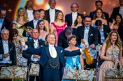 In diesem Sommer begeistert André Rieu und sein Johann Strauss Orchester erneut über 150.000 Fans aus 99 Ländern in seiner Heimatstadt Maastricht. André Rieu garantiert eine fantastischen Mischung aus Walzer, Filmmusik, Musical, Oper und Schlager. Freuen Sie sich auf hochkarätiges Entertainment, gefühlvolle Melodien, zahlreiche Überraschungen, viel Humor und internationale Solisten. - André Rieu und sein Johann Strauss Orchester aus Vrijthof in Maastricht