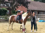 Jess schaut Maja einen Tag lang beim "Mustang Makeover" ??ber die Schultern.