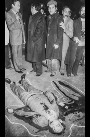 Der italienische Journalist des Giornale di Sicilia, Mario Francese, enthüllte als erster die Rolle von Totò Riina und den Corleonesi in der sizilianischen Mafia und wurde deshalb am 26. Januar 1979 getötet.