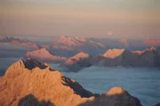 Nirgendwo in Deutschland ist der Klimawandel stärker zu spüren als im Gebirge. Weiße Winter werden in den tieferen Lagen der Zuspitze eine Seltenheit werden. Der Film beleuchtet, welche dramatischen Auswirkungen der Klimawandel für die biologische Vielfalt des Berges hat.