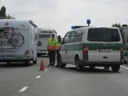 Zollkontrolle auf der A61 an der holländischen Grenze. Die Beamten suchen vor allem nach illegalen Rauschmitteln. Zolloberinspektor Rainer Wanzke führt die Kontrolle durch.