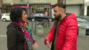 Peer,re. versucht durch die Mutter,li. seiner Ex- Freundin Unterstützung zu bekommen.