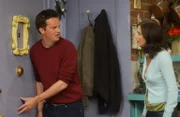 Da Monica (Courteney Cox, r.) sauer auf ihre Freunde ist, verbietet sie Chandler (Matthew Perry, l.) die Türe zu öffnen ...