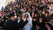In Frasdorf findet nach 58 Jahren wieder eine Faschings- oder Bettelhochzeit statt: Dabei wird die Form der alten Bauernhochzeit karikiert, das "Brautpaar" wird im Beisein des ganzen Dorfes auf dem Misthaufen "getraut".