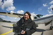 Filmemacher und Entdecker Thomas Junker einer Cessna Grand Caravan kurz vor dem Start auf dem Flughafen Leipzig/Halle. (Foto für alle 4 Teile verwendbar)