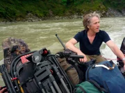 Tierfilmer Gordon Buchanan fährt seine Ausrüstung den Fluss hinauf.