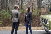 MacGyver (Lucas Till, l.); Desi (Levy Tran, r.)