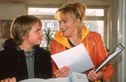Bugsy (Woody Mues) ist schon ein gerissener Junge. Er bastelt für Paula (Gaby Köster) einen gefälschten Anwaltsausweis.