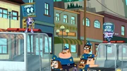 Theo (li.) und Nick (re.) haben sich als Superheld verkleidet, um der Polizei zu helfen. Doch plötzlich tragen die beiden Freunde das gleiche Kostüm.