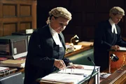 Caroline (Frances Barber, l.) und Martha (Maxine Peake, r.) sind erbitterte Gegnerinnen im Gerichtssaal.