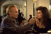 Ein wahrer Gentleman: Red (Dennis Hopper, l.) weiß, wie man eine Frau wie Vikki (Lolita Davidovich, r.) zu behandeln hat ...