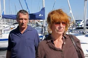 Simon (Rudolf Kowalski) ist enttäuscht, dass Bella (Hannelore Hoger) den geplanten Segeltörn absagt.