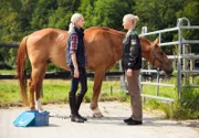 Sonja Wirth (Annett Fleischer, rechts) will von Kathi (Julia Nalbach) wissen wie das Verhältnis zwischen Thekla und Claudia war.