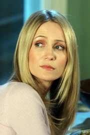 Kelly Rowan (Kirsten Cohen).