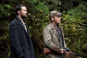 Als Tom (Noah Wyle, l.), Dan (Will Patton, r.), Matt und Cochise am letzten Stützpunkt ankommen, müssen sie feststellen, dass die anderen bereits weitergezogen sind ...