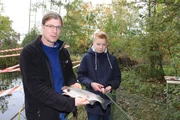 Daniel E. und Sohn Jonas zeigen stolz den Erfolg ihres Angelausflugs.