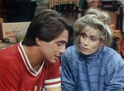 Tony (Tony Danza, l.) und Angela (Judith Light, r.) kramen auf dem Dachboden in alten Erinnerungsstücken.