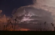 Anfang April, die Sturmsaison beginnt. Auf die drei Tornado Hunter wartet die Arbeit ...