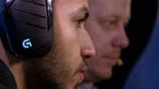 "Ich habe mich morgens zum Spielen an den Computer gesetzt und erst gegen Mitternacht wieder aufgehört." Für Céline, Gabriel und Mohammed ist das eine vertraute Erfahrung. Die drei jungen Leute sind Gamer, sie wissen, wie es ist, sich tage- und nächtelang vor dem Rechner oder der Konsole zu verlieren. Ihre Erfahrungen ähneln sich, aber sie gehen auf unterschiedliche Weise mit der Faszination Computerspiel um.
Die Sendung "Spiel oder Leben" porträtiert junge Gamer und hinterfragt ihre Motive und ihre Lebensperspektiven.