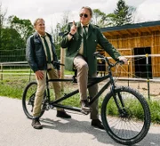 Hubert (Christian Tramitz, l.) und Girwidz (Michael Brandner, r.) steigen notgedrungen aufs Tandem um und Girwidz verlangt von Hubert mehr Teamwork.