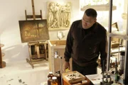 Ein Kunsthändler wurde tot in seiner Prachtvilla entdeckt. Dr. Raymond Langston (Laurence Fishburne) untersucht den Tatort nach Spuren.