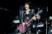 Die Sängerin Joan Jett rockt mit ihrer Gitarre auf dem Hellfest 2018 ab.