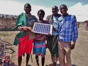 Samuel möchte die Samburu, einem kenianischen Stamm, davon überzeugen, seine mit einer Solarbatterie betriebene Blinklichtanlage aufzustellen. Löwen haben  Angst vor Licht, das blinkt und würden von den Samburu nicht getötet werden. Die Löwen reißen nämlich häufig nachts deren Rinder und Ziegen.