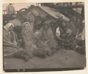Frauen und Kinder an Bord eines Schiffes