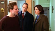 Die Detectives Stabler (Christopher Meloni, M.) und Benson (Mariska Hargitay) befragen Benjy Dowe (Roger Bart). Seine Freundin wurde vergewaltigt und distanziert sich seither von ihm.