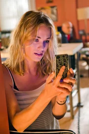 Yvonne Strahovski (Hannah McKay).