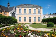 Mehr als 15.000 Burgen und Schlösser gibt es in Deutschland. Schlösser mit Prunk, Glanz, Spuk und Traditionen. Mit dabei ist auch das Schloss Augustusburg, in dem die Staatsgäste der Bundesrepublik stilvoll empfangen werden.