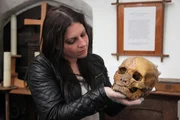 Presenterin Janina Ramirez mit dem Schädel von Simon Sudbury (1316-1381), ein hoher englischer Geistlicher, der im Auftrag des Papstes König Edward III. zum Frieden mit Frankreich drängen sollte.