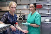 Steht Hauptkommissarin Julia Durant (Sandra Borgmann, l.) während den Ermittlungen sowohl beruflich als auch privat bei: Gerichtsmedizinerin Elif Kaymaz (Ilknur Boyraz, r.) ... Steht Hauptkommissarin Julia Durant (Sandra Borgmann, l.) während den Ermittlungen sowohl beruflich als auch privat bei: Gerichtsmedizinerin Elif Kaymaz (Ilknur Boyraz, r.) ...