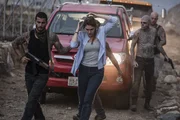 Luisa (Elena Saurel, Mitte); El Buitre (Rick Genest, r.)