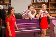 "Glee", "Das Purple-Piano Project." Das neue Schuljahr bricht an. Für viele Glee-Club-Mitglieder ist es zugleich ihr letztes an der McKinley-Highschool. Sie stehen vor ihrem Abschluss. Während Kurt und Rachel schon nach einem geeigneten College mit Musical-Ausbildung Ausschau halten, muss Will dringend für frisches Blut sorgen, soll sein Glee-Club nicht ausdünnen. Doch das ist leichter gesagt als getan. Dem nicht genug, versucht Cheerleader-Trainerin Sue wieder einmal, den Glee-Club zu boykottieren.Im Bild (v.li.): Jenna Ushkowitz (Tina Cohen-Chang), Chris Colfer (Kurt Hummel), Heather Morris (Brittany Pierce).