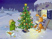 Hase Nulli und Frosch Priesemut schmücken ihren Weihnachtsbaum festlich mit Kerzen und Möhren.