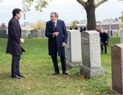 Können Henry (Ioan Gruffudd, l.) und Abe (Judd Hirsch, r.) den Mörder auf der Beerdigung seines Opfers ausfindig machen?