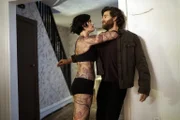 Jane (Jaimie Alexander, l.) wird in ihrer Wohnung von einem Mann (Johnny Whitworth, r.) überrascht, doch was will er von ihr? Und kann er ihr etwas über ihre Identität verraten?