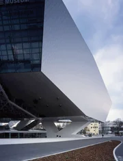 Porsche Museum Stuttgart (2009). Architekten: Architekturbüro Delugan Meissl