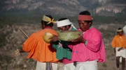 Niederschläge sind selten in den Hochebenen Mexicos, deshalb halten die Tarahumara Männer eine Regenzeremonie ab und trinken dabei Tesguino (Maisbier).
