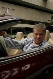 William Shatner fährt zu den einzelnen Drehorten ...