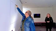 Bei einem Besichtugungstermin in der Villa, zeichnet Jürgen,li. den Platz seines zuküftigen Fernsehens an. Die Maklerin ist schockiert, denn schließlich wohnen die Besitzer noch in der Villa.