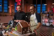 Kämpft um den Sieg beim Weihnachtsspezial des Großen Promibackens unter Beobachtung von Juror Christian Hümbs (l.): Jochen Bendel (r.) ...